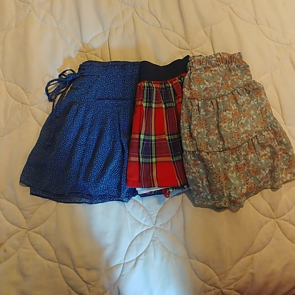 3 skirs size M use in good condition